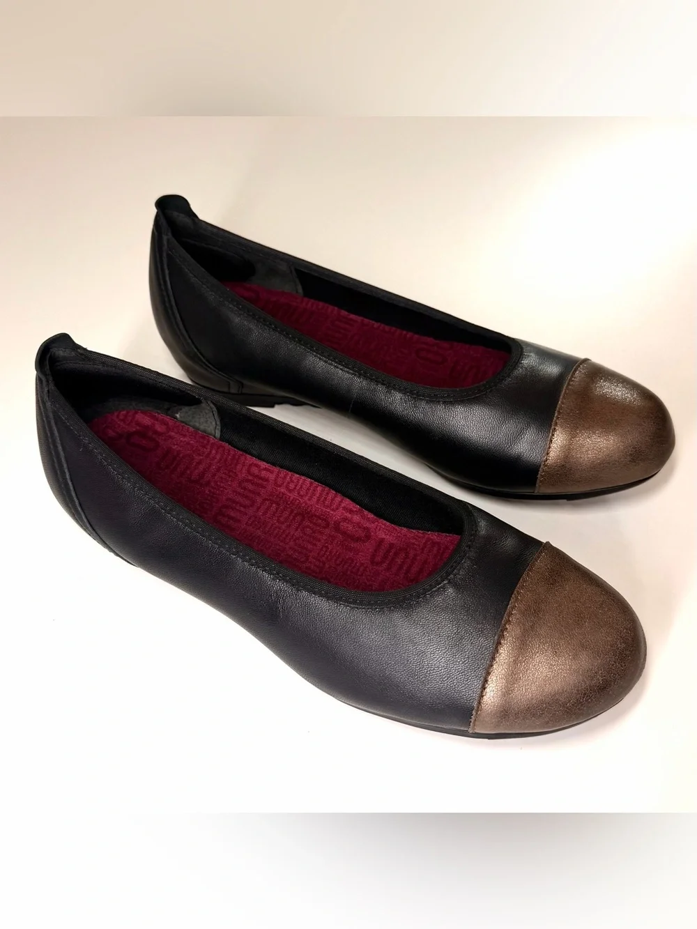 Munro Women’s Henlee Black/Bronze Leather Flats Shoes Size- 8 Wide